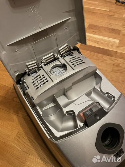 Пылесос Miele S748