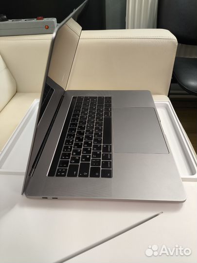 MacBook Pro 15 2017 i7/16/256/Pro 555 АКБ 3 цикла