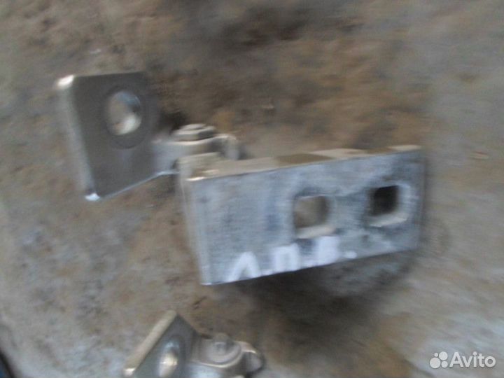 Петля двери передняя левая верхняя Opel Corsa D 20