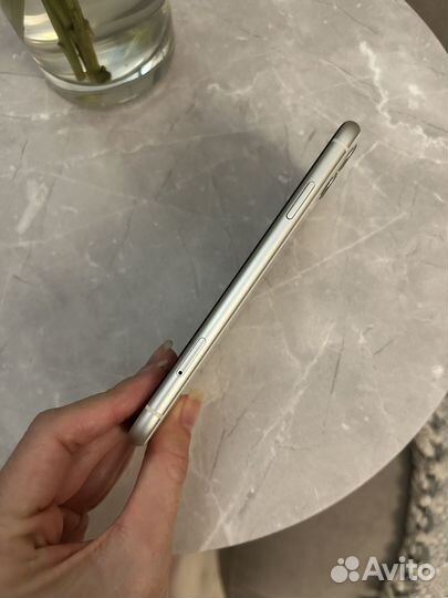 Телефон iPhone 11
