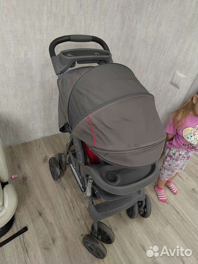 Прогулочная коляска Quatro складывается книжкой