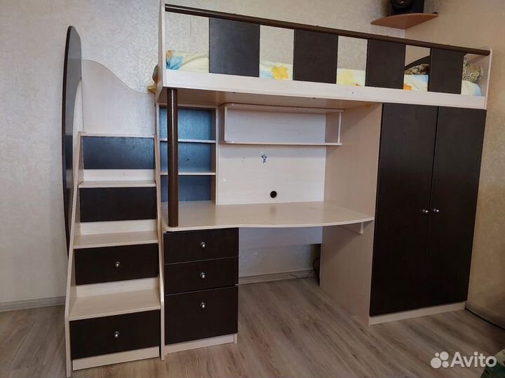 Детская кровать чердак со столом и шкафом