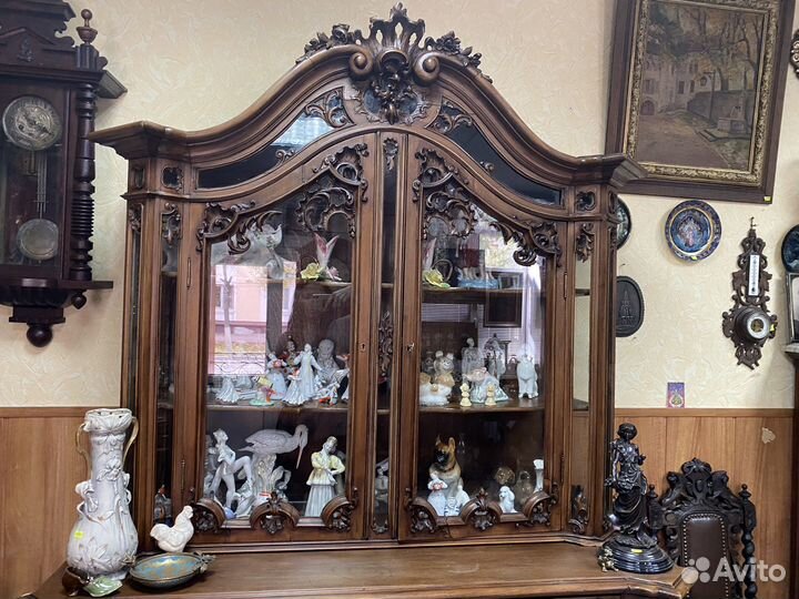 Старинная витрина массив ореха Рококо