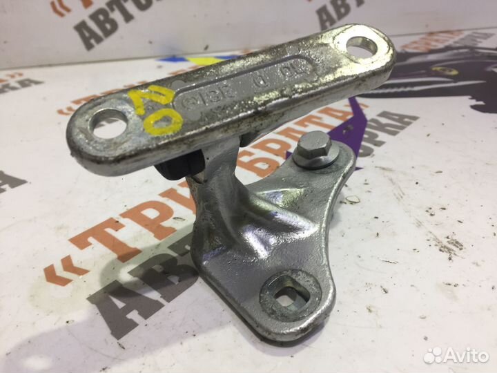 Мерседес С-Класс Петля верхняя передней двери