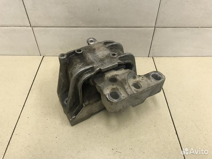 Опора двигателя правая Passat B6 2005-2010