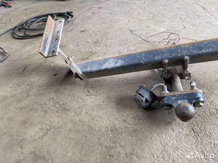 Фаркоп Toyota Avensis