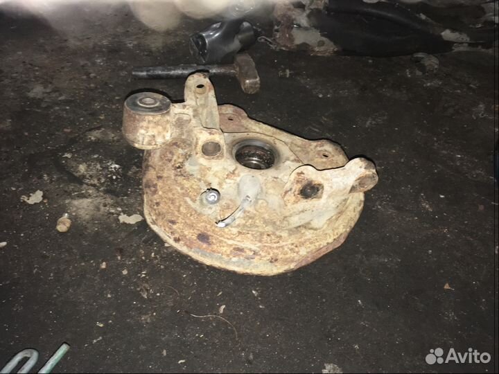 Задний левый поворотный кулак Subaru Legacy B11