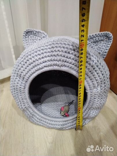 Лежанка для кошек вязаная