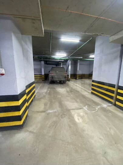 Машиноместо, > 30 м²