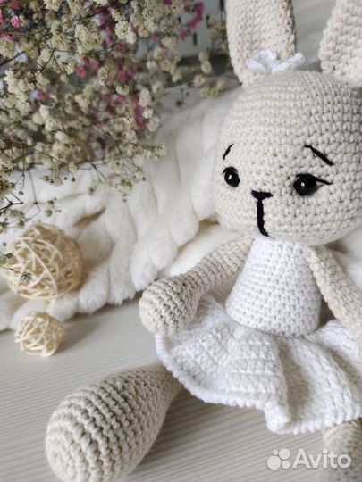Вязаная игрушка Зайка в платье