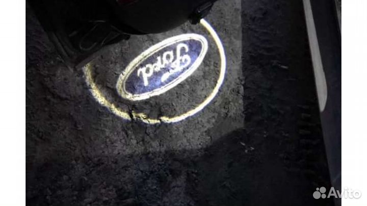 Проекция форд в двери машины