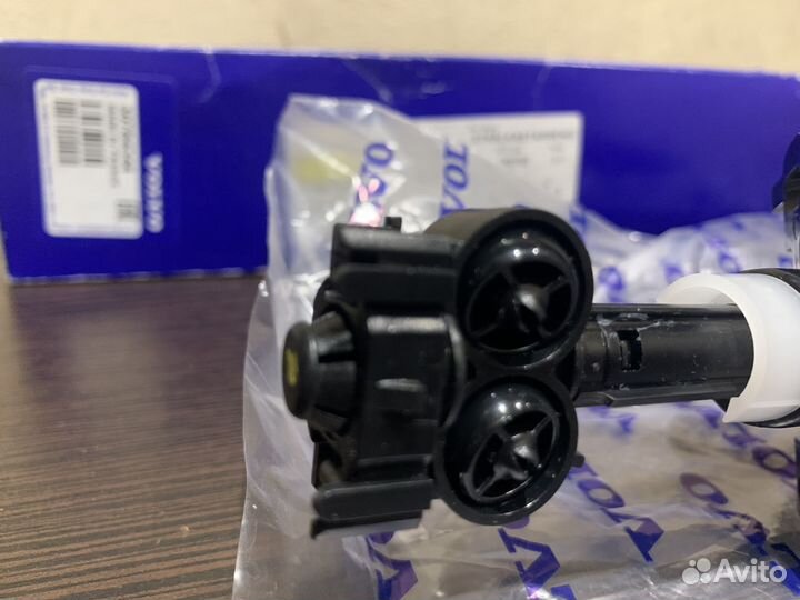 Форсунка фары омыватель лево Volvo 30784344