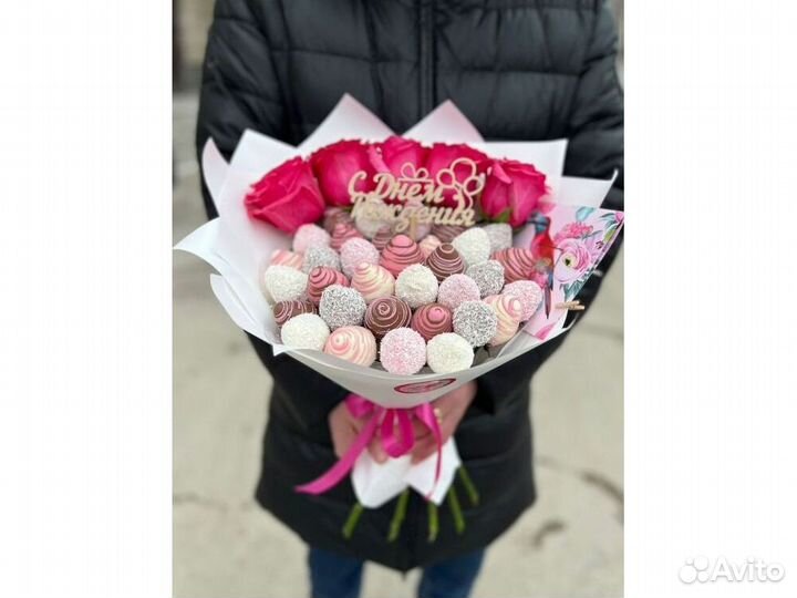 Цветы с клубникой в бельгийском шоколаде KLL-1595