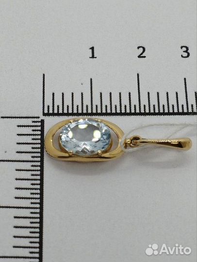 Золотая подвеска с камнем