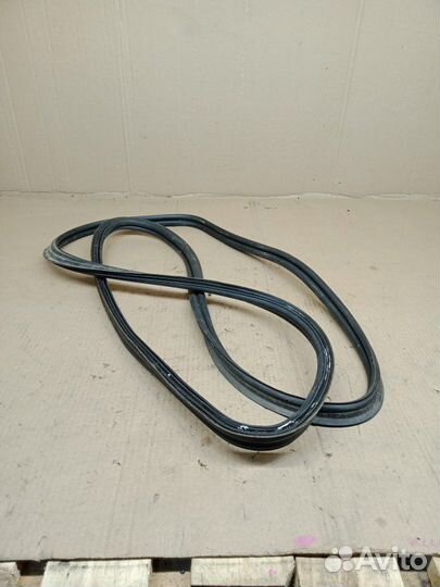 Уплотнительная резинка передняя левая