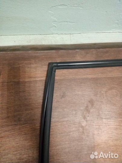 Уплотнитель стекла двери задний левый Toyota