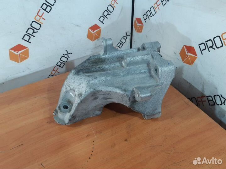 Кронштейн двигателя левый Mercedes C-Class W205