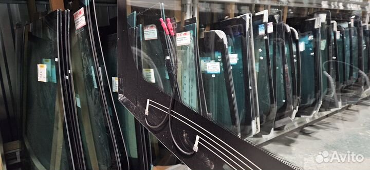 Лобовое стекло с обогревом Kia Carnival III