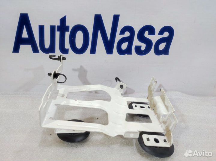 Кронштейн блока предохранителей Ford Focus 3