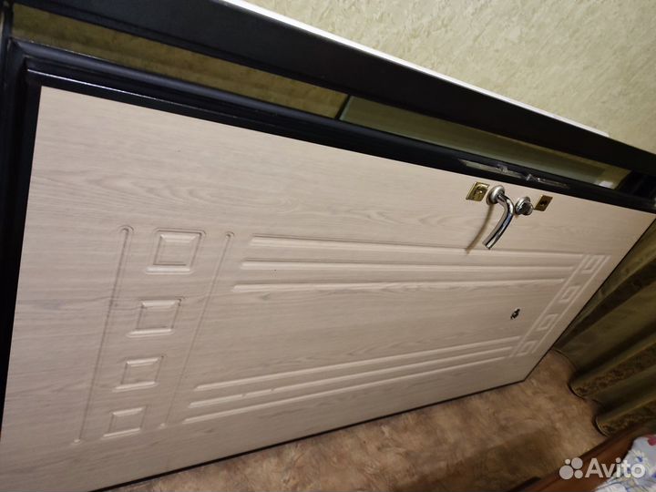 Продам железную входную дверь