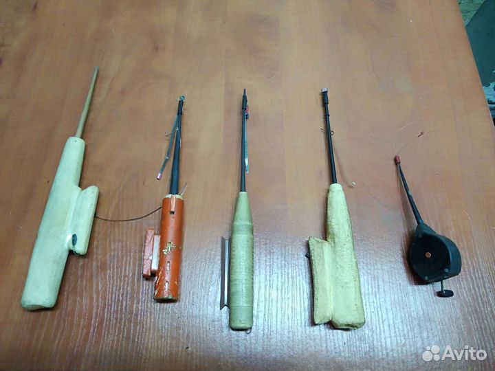 Удочки зимние ручной работы и корзины рыболовные