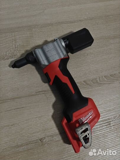 Заклепочник milwaukee M12