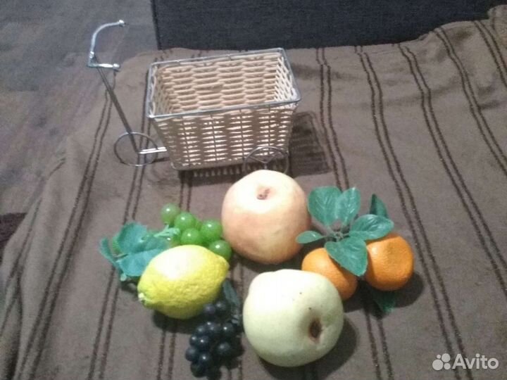 Корзинка плетёная с фруктами