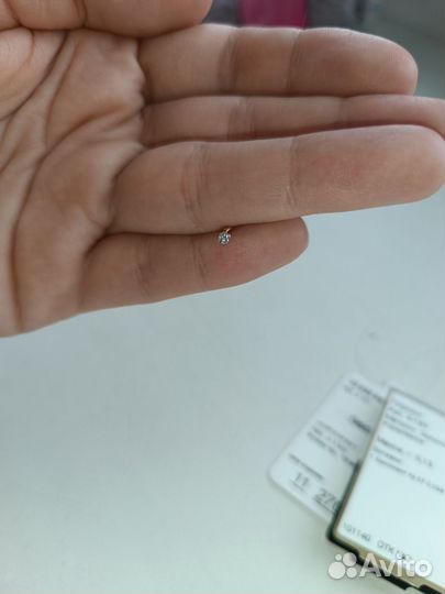 Золотая серьга пирсинг с бриллиантом