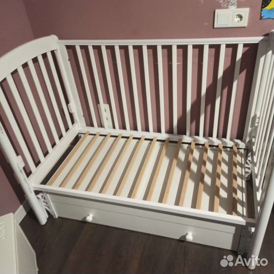 Детская кроватка с продольным маятником