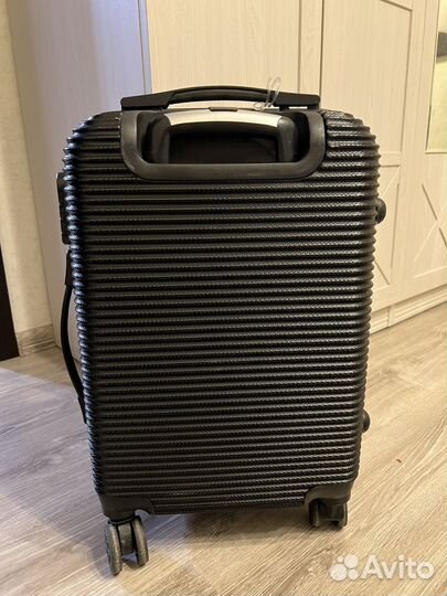 Чемодан на колесах размер s