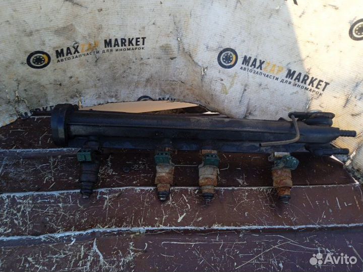 Топливная рампа с форсунками Skoda Octavia A4 1.6