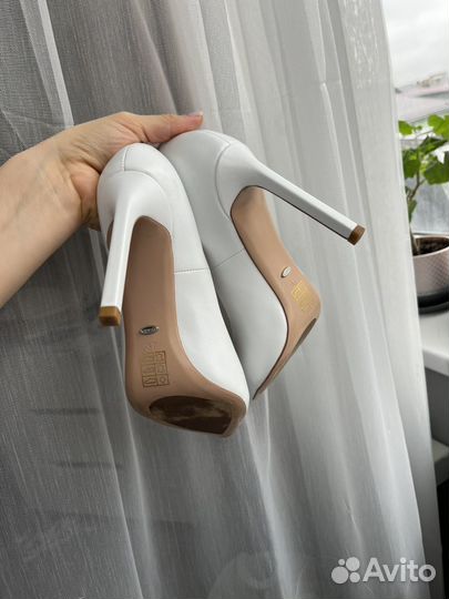 Белые туфли на каблуке Vitacci