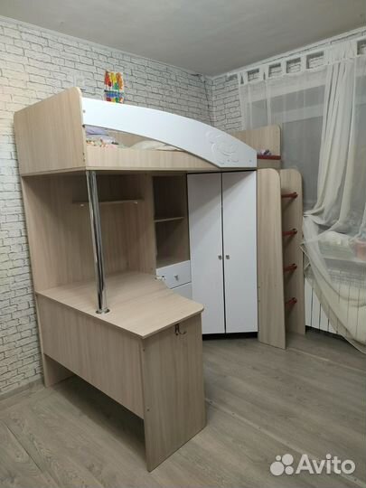 Детская кровать чердак со столом и шкафом