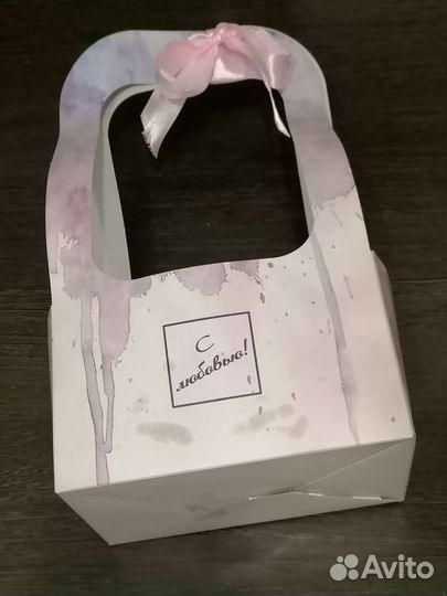 Картонная подарочная коробка для цветов или конфет