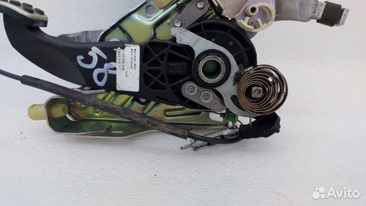 Педаль стояночного тормоза Mercedes-Benz Cls400