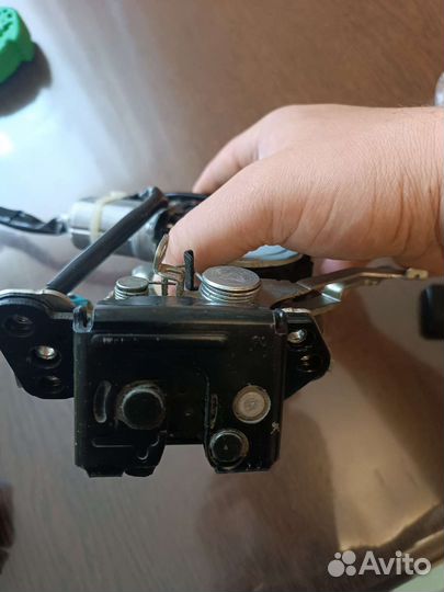 Замок двери багажника