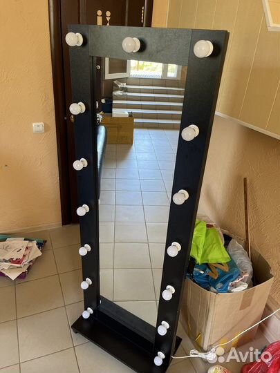 Гримерное зеркало с лампочками