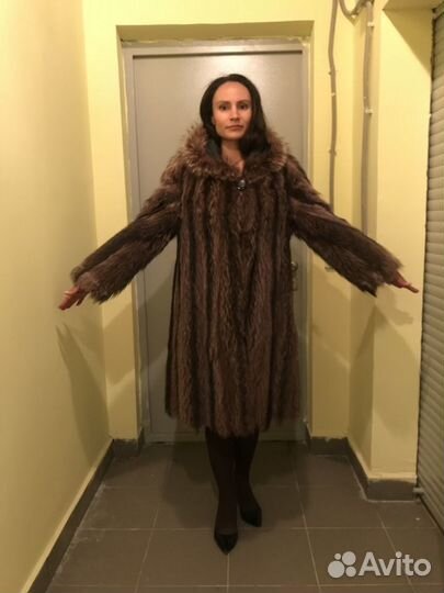 Шуба из енота с капюшоном