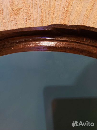 Зеркало в металлической оправе