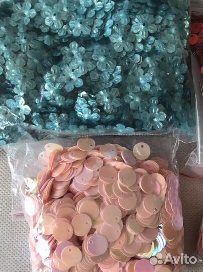 Люневильская вышивка, пайетки