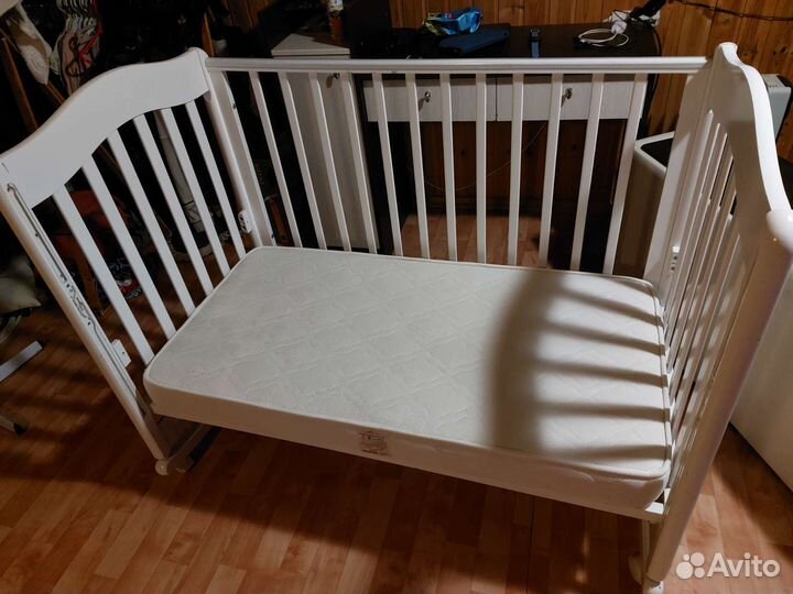 Детская кроватка с маятником