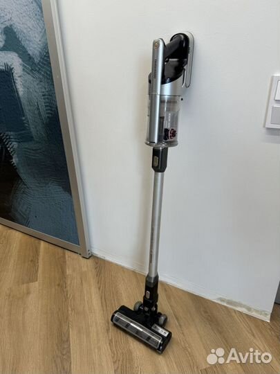 Пылесос вертикальный беспроводной Redmond