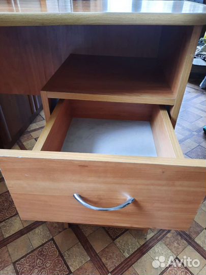 Угловой компьютерный стол