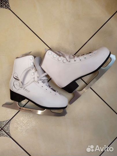 Продам женские коньки