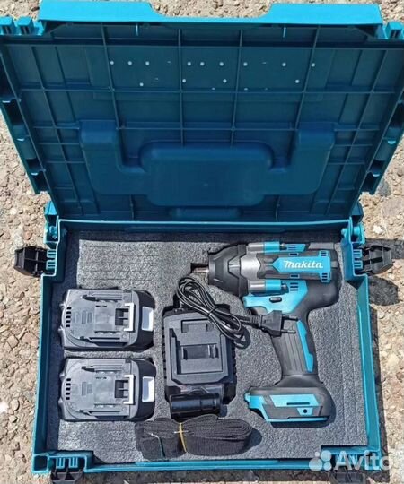 Аккумуляторный гайковерт Makita 700 Нм