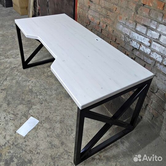 Компьютерный стол в стиле лофт