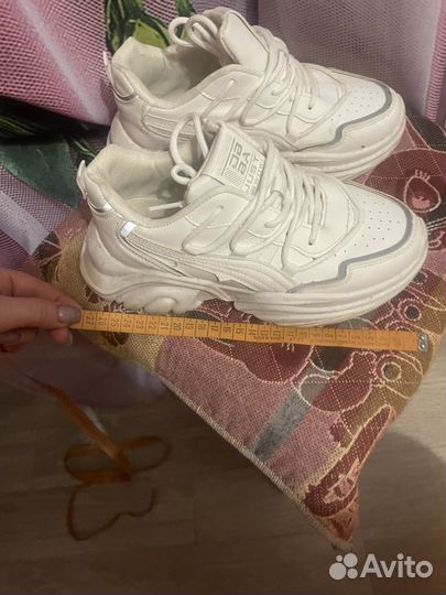 Кроссовки женские