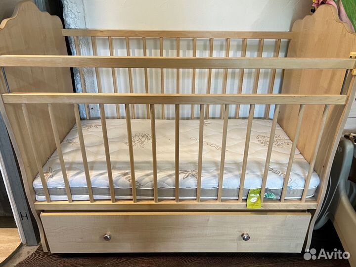 Детская кроватка с маятником / ящиком / матрасом