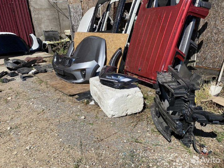 Передняя часть автомобиля Киа Соренто Прайм 3