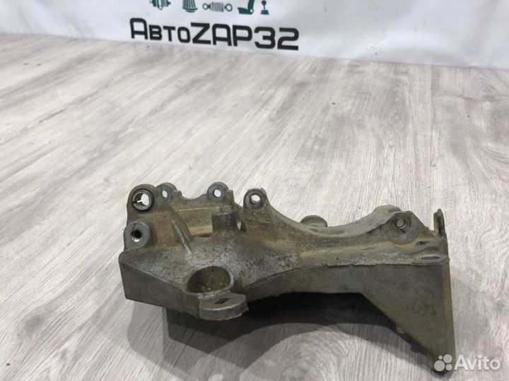 Кронштейн генератора Renault Sandero K7JA710 2013